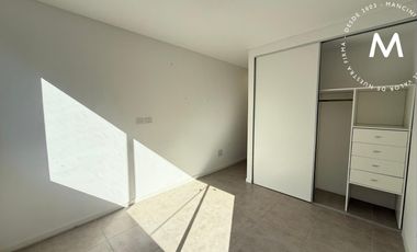 APTO CRÉDITO - Triplex en venta de 4 ambientes con cochera, patio y terraza - San Martin