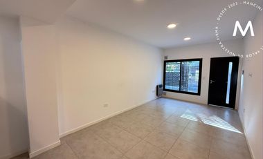 APTO CRÉDITO - Triplex en venta de 4 ambientes con cochera, patio y terraza - San Martin