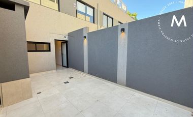 APTO CRÉDITO - Triplex en venta de 4 ambientes con cochera, patio y terraza - San Martin