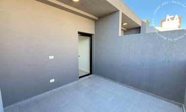 APTO CRÉDITO - Triplex en venta de 4 ambientes con cochera, patio y terraza - San Martin