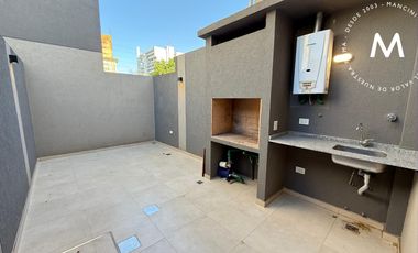 APTO CRÉDITO - Triplex en venta de 4 ambientes con cochera, patio y terraza - San Martin