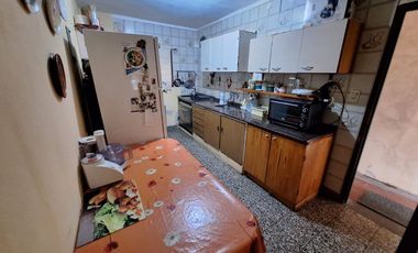 CASA VENTA 3 AMBIENTES CON COCHERA BURZACO