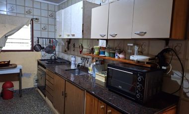 CASA VENTA 3 AMBIENTES CON COCHERA BURZACO