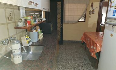 CASA VENTA 3 AMBIENTES CON COCHERA BURZACO