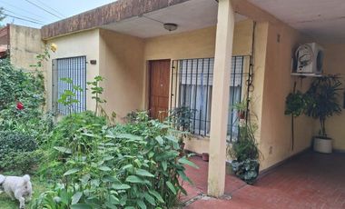 CASA VENTA 3 AMBIENTES CON COCHERA BURZACO