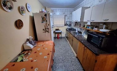 CASA VENTA 3 AMBIENTES CON COCHERA BURZACO