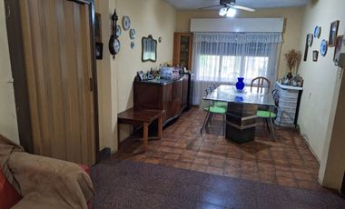 CASA VENTA 3 AMBIENTES CON COCHERA BURZACO