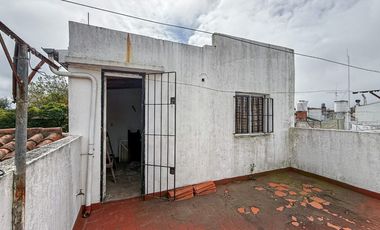 CASA EN VENTA 3 AMBIENTES MAS DEPARTAMENTO