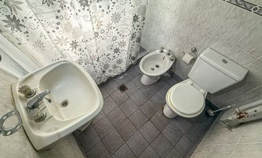 CASA EN VENTA 3 AMBIENTES MAS DEPARTAMENTO