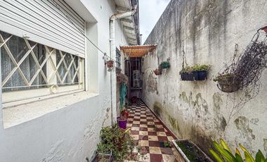 CASA EN VENTA 3 AMBIENTES MAS DEPARTAMENTO