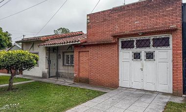 CASA EN VENTA 3 AMBIENTES MAS DEPARTAMENTO