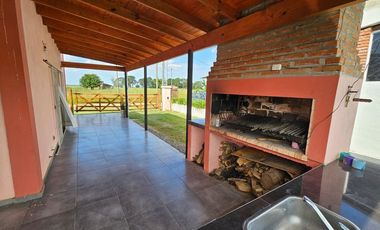 VENTA CASA QUINTA C/PILETA APTO CREDITO LAG LOBOS