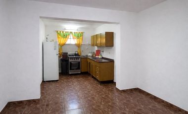 Venta casa 2 dormitorios cochera local comercial