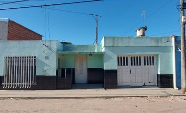 Venta casa 2 dormitorios cochera local comercial