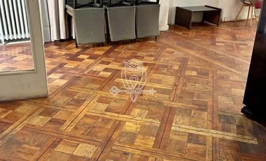 Casa en Venta en Ubicada entre las calles Holanda y Luis Thayer Ojeda