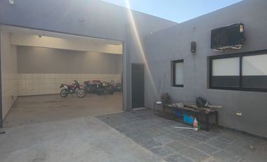 GALPÓN CON 2 NAVES Y 2 DPTO 2AMB EN VENTA DEL VISO