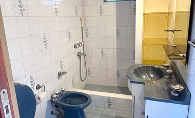VENTA CASA 5 AMBIENTES , DEPOSITO O LOGISTICA