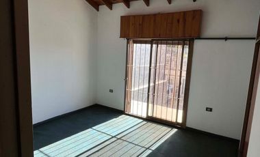 VENTA CASA 5 AMBIENTES , DEPOSITO O LOGISTICA