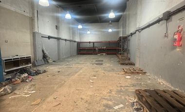Venta/Alquiler de Galpón/Depósito entrada camión de Edificio Comercial Luis Viale Caballito
