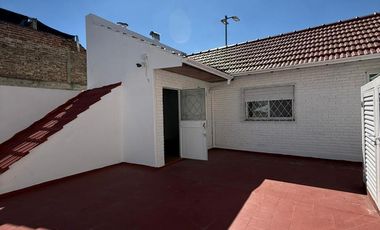 Casa 4 ambientes - con patio y terraza - alquiler