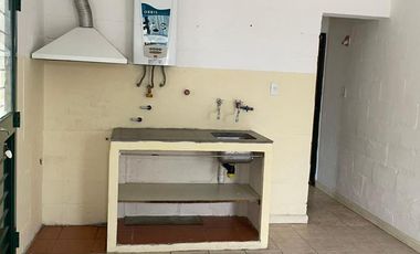 CASA UN DORMITORIO - BARRIO LOS QUIMICOS - CON COCHERA
