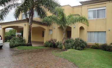 Casa Muy Bien Ubicada en Venta/Alquiler en Santa Barbara!