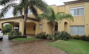 Casa Muy Bien Ubicada en Venta/Alquiler en Santa Barbara!