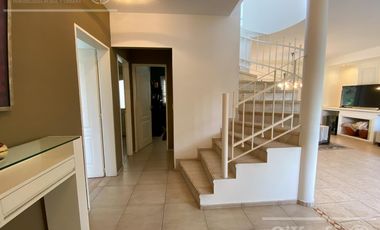 Casa en venta de cuatro ambientes en Abril Country Club - Guillermo Hudson