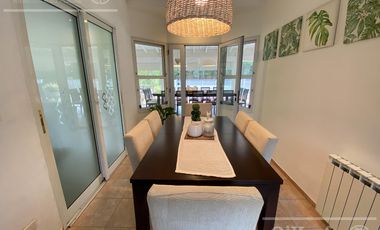 Casa en venta de cuatro ambientes en Abril Country Club - Guillermo Hudson