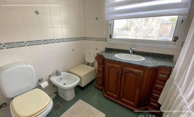 Casa en venta de cuatro ambientes en Abril Country Club - Guillermo Hudson