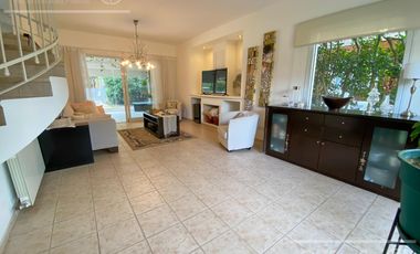 Casa en venta de cuatro ambientes en Abril Country Club - Guillermo Hudson