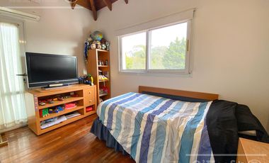 Casa en venta de cuatro ambientes en Abril Country Club - Guillermo Hudson