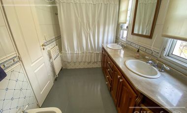 Casa en venta de cuatro ambientes en Abril Country Club - Guillermo Hudson