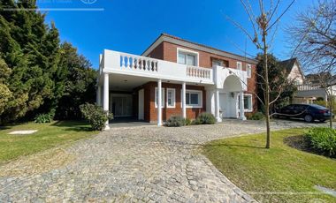 Casa en venta de cuatro ambientes en Abril Country Club - Guillermo Hudson