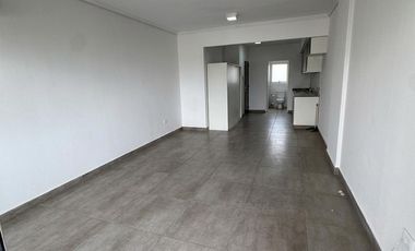 hermoso mono ambiente super amplio con balcon -  placard y aire acondicionado - sum y laundry