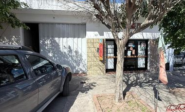 Galpón mas local comercial y terreno en zona Oeste