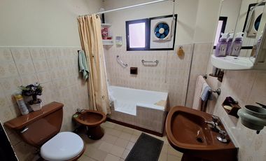 Vende hermosa casa habitación zona mixta " La Cisterna "