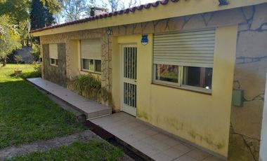 A orillas del Carcarañá. Hermosa Casa-Quinta con Piscina y Amplio Terreno.