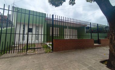 Casa en alquiler Panamericano 2 dormitorios con cochera y gran patio