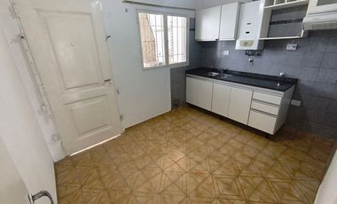 Casa en alquiler Panamericano 2 dormitorios con cochera y gran patio