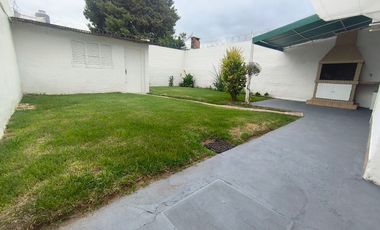 Casa en alquiler Panamericano 2 dormitorios con cochera y gran patio