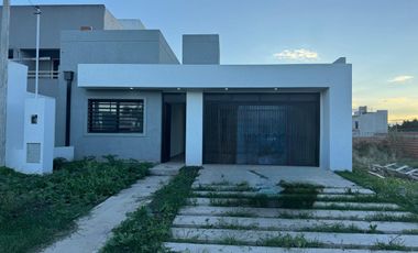 Casa a estrenar con piscina en terreno de 420 m2