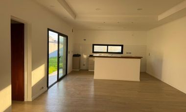 Casa a estrenar con piscina en terreno de 420 m2
