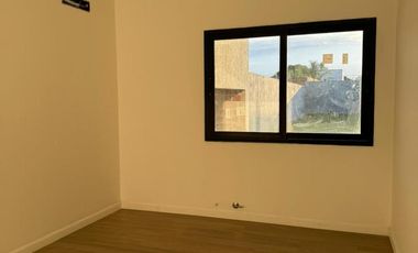 Casa a estrenar con piscina en terreno de 420 m2