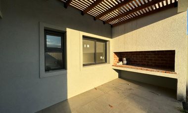 Casa a estrenar con piscina en terreno de 420 m2