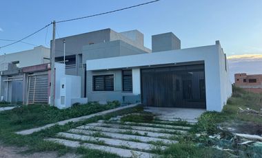 Casa a estrenar con piscina en terreno de 420 m2