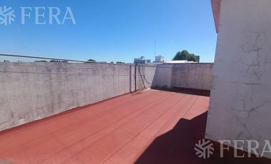 Alquiler de departamento tipo casa de 3 ambientes con cochera