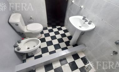 Alquiler de departamento tipo casa de 3 ambientes con cochera