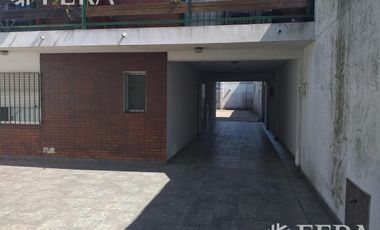 Alquiler de departamento tipo casa de 3 ambientes con cochera