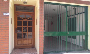 Alquiler de departamento tipo casa de 3 ambientes con cochera